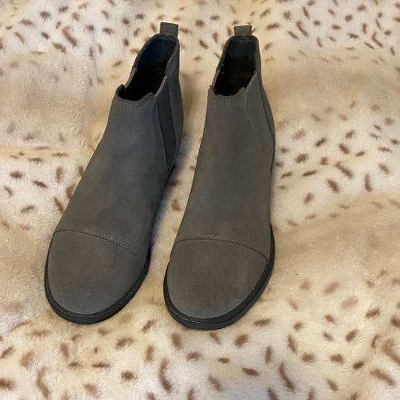 Sorel Olive Ankle Boots with Black Accents - Picture 4 of 5